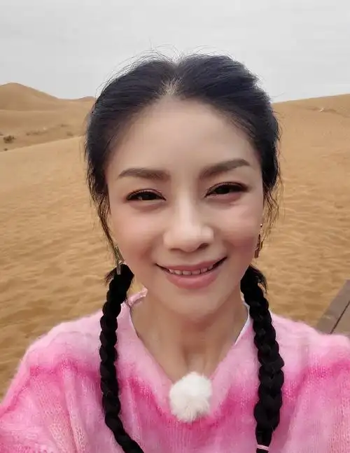 胡可晒九宫格自拍 短发出镜皮肤白皙少女感满满