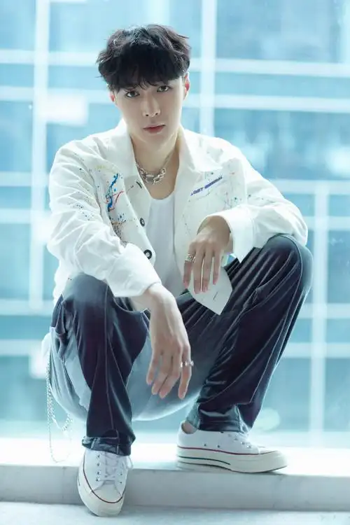 张艺兴白色涂鸦外套写真图片34