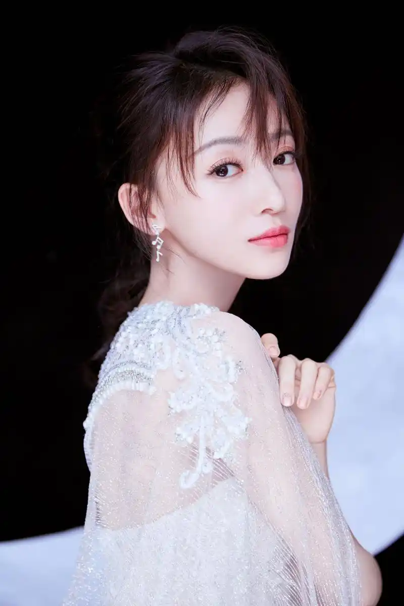 吴谨言白色刺绣礼服性感图片29