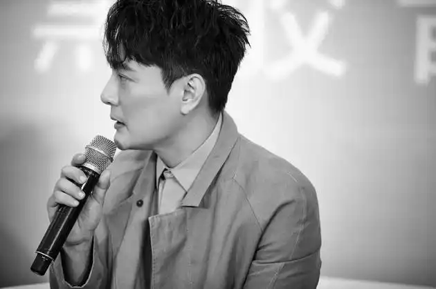 张信哲亏本发行黑胶唱片为演唱会特别设计3d造型