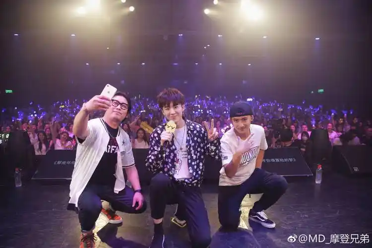 抖音摩登兄弟三人壁纸