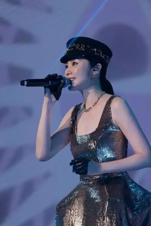 kelly陈慧琳全新国语新歌《谢谢你陪我那么久》 演唱会上海站首唱_歌