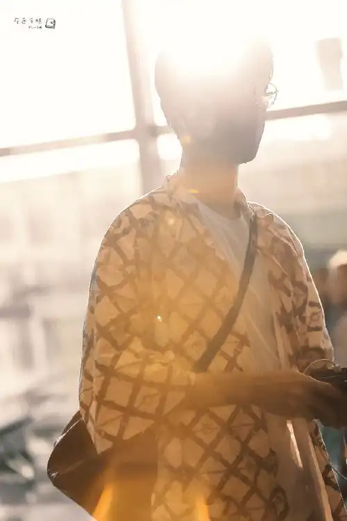 肖战#肖战背影照系列热爱是底色,真诚历千帆向光而行@x玖少年团肖浇