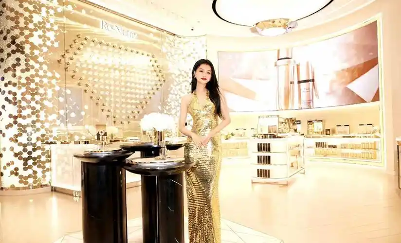 孙怡身着镀金亮片礼服出席活动,优雅又耀眼!_好身材_连衣裙_气质