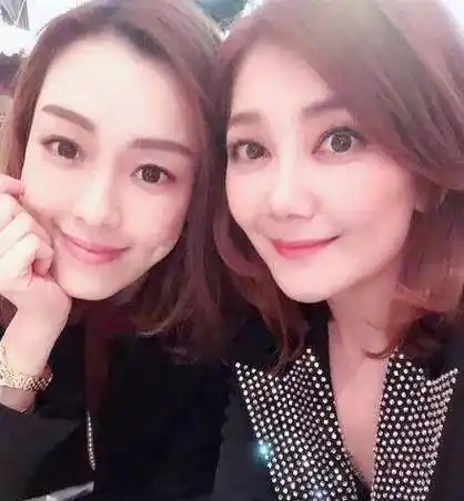 在马毓芬的婚礼上,就有she,许茹芸,梁静茹,范玮琪的合照