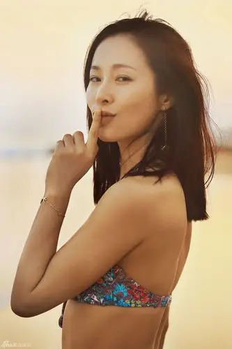 江一燕独坐沙滩露内衣 湿身撩人长发妩媚