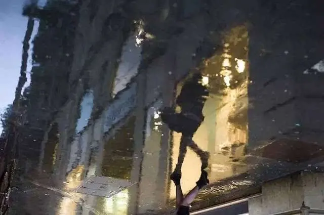 把手机倒过来看,惊人的一幕会出现.