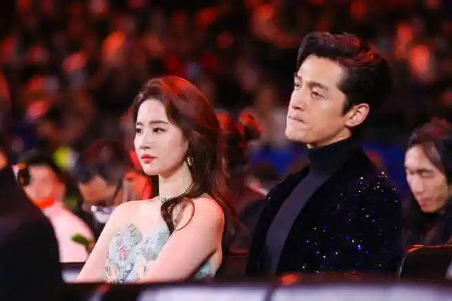 胡歌微博king##刘亦菲微博queen##刘亦菲胡歌坐一起