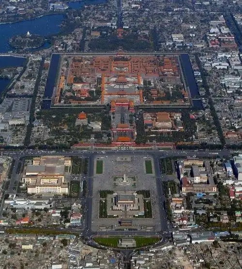 北京故宫是中国明清两代的皇家宫殿,旧称紫禁城,位于北京中轴线的中心