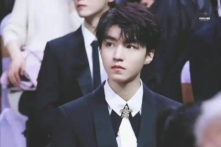 王俊凯《断桥》剧组北京国际电影走红毯片段,出现在《航拍中国》_王源