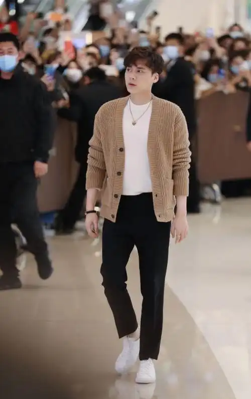 原创李易峰拍时尚大片穿黑西装干练帅气三七分比例太绝了