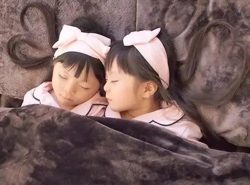 日本这对超会穿的4岁双胞胎软萌小妹让众多老阿姨想生女儿了