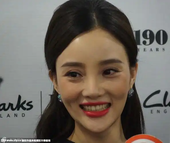 组图:李小璐"雕刻脸"笑容僵硬狂卖萌