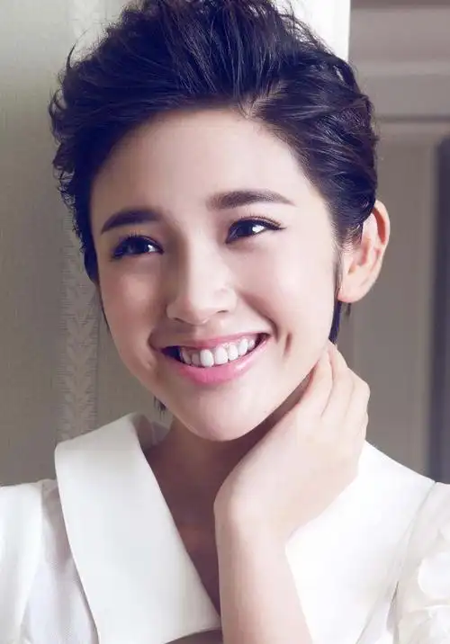 唐艺昕最新时尚短发造型甜美俏丽