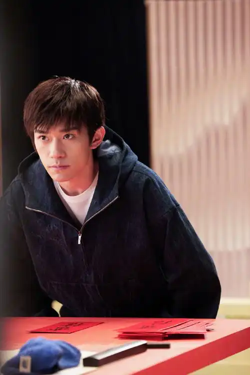 易烊千玺今夜无眠侧拍花絮#易烊千玺《今夜无眠》侧拍花絮有,收帅照