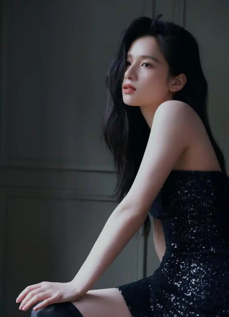 张婧仪卷发红唇亮片抹胸裙写真,好辣好美,一双长腿真实又抢眼