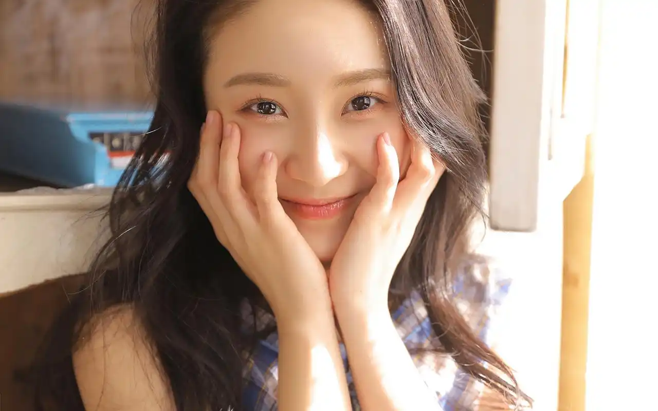 首页 桌面壁纸 美女壁纸 气质美女格子长裙诱人写真高清电脑壁纸