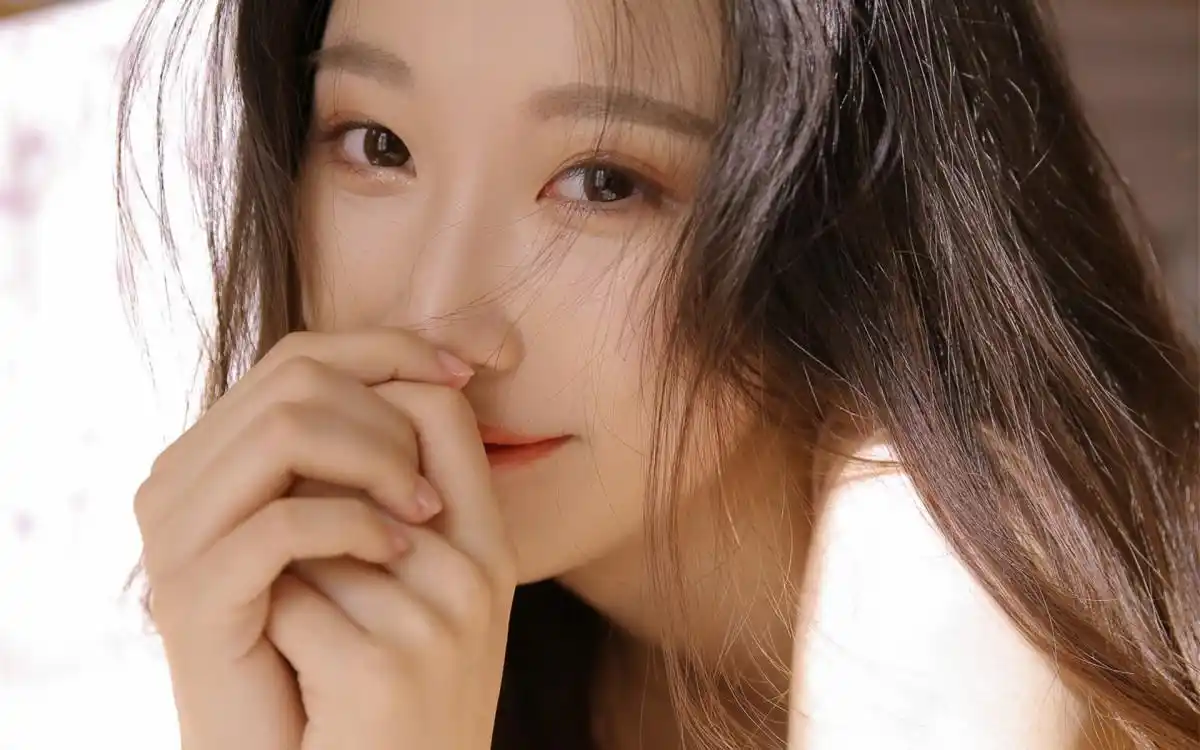 黄色暖色吊带美女图片-美女壁纸-高清美女图片-第2图-娟娟壁纸