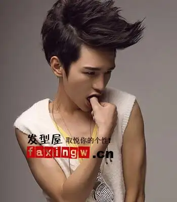 脸型有点瘦有点尖.还有点高.一米七左右.身材也很瘦.剪个什么发型好