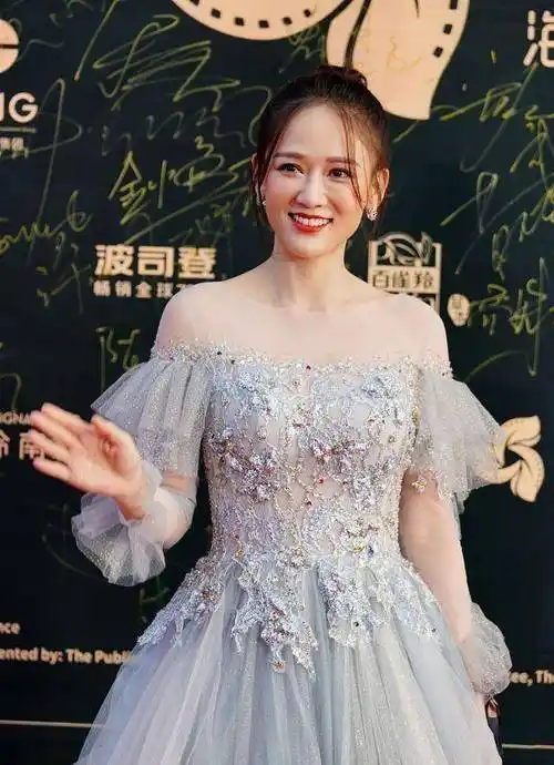 陈乔恩的身材有些肉感,所以在选择礼服的时候,在衣袖上融入了层层荷叶