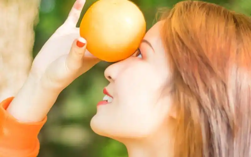 阳光治愈系美少女户外写真桌面壁纸