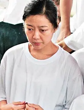 直到去年朱丽倩的爸爸去世,刘德华挽着朱丽倩的胳膊出现在香港才曝光