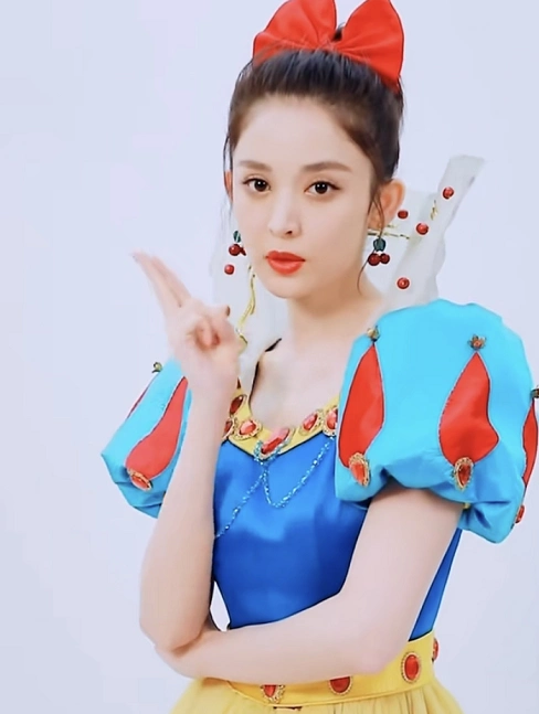 迪丽热巴在观众心中一直都是人间富贵花级别的美人,她cos的白雪公主穿