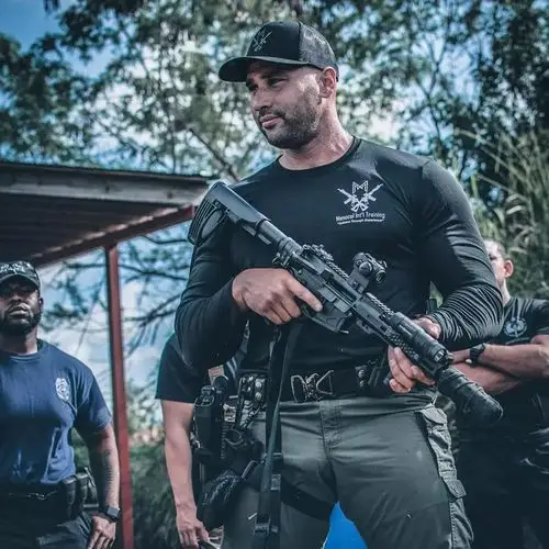 你承认吗握枪的男人是最帅的与颜值无关