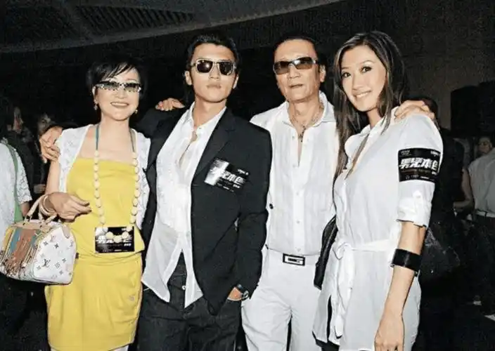 狄波拉母亲节在家设宴,与友人喝酒聊天好热闹,没子女相伴仍开心_谢贤