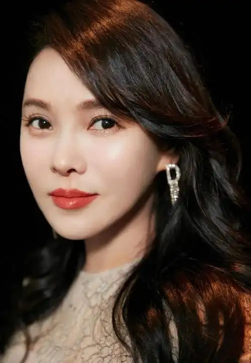 52岁伊能静复出,穿时尚深v长裙,身材保持完美_兴正网