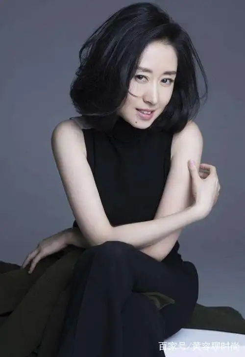 刘敏涛太任性,"道士西服"配"奶奶衣"意外时尚,43岁美回18岁