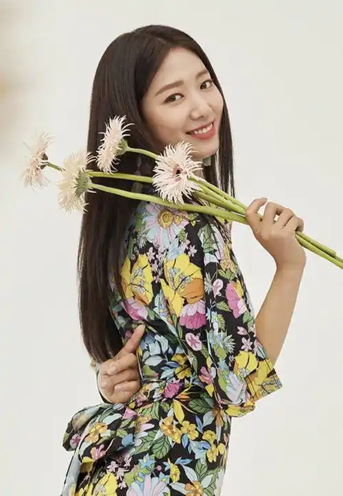 朴信惠早春写真清新扑面,繁花交错清香芬芳,造型更是活力四射_画面