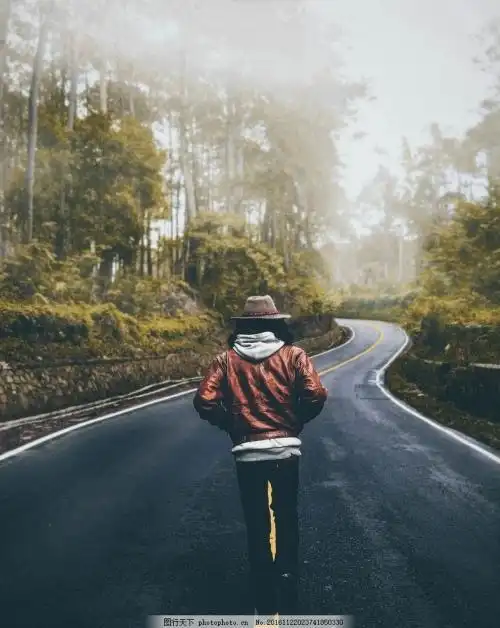 走在路上的美女的背影