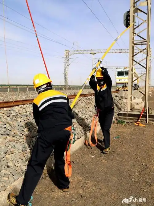 6米长十几公斤重的接地线两个姑娘一起用力举起来都有一些不容易15