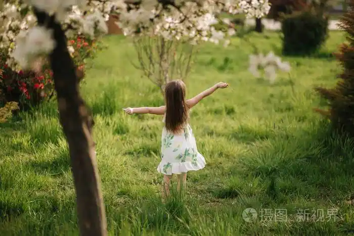 结束隔离后快乐的小女孩