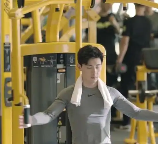 在网络上看到一组邓伦健身的照片,穿着紧身背心的他,手臂上凸起的肱二