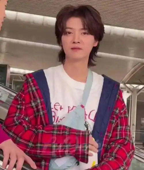 34岁鹿晗路透图,被嘲发福"姨味"重,对比颜值巅峰一目了然