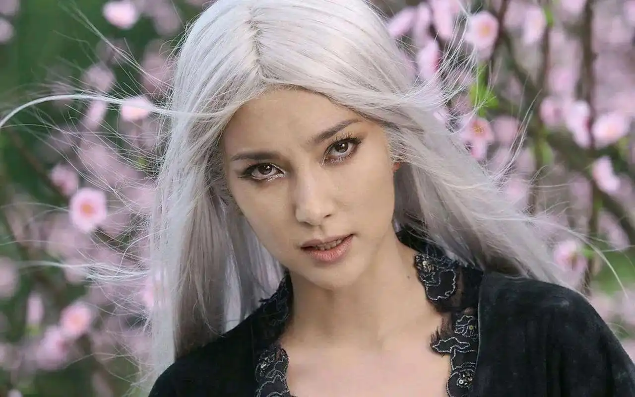 李冰冰白发魔女造型美艳动人#你心中的古装女神# #人间绝色# #好看的