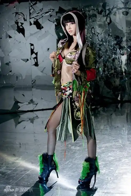 图文:蔡依林《七上八下》mv-蔡依林脚踩超细高跟