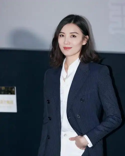 为了进一步突出干练酷飒一面,宋佳选择了一款大光明发型,骨相美加自信