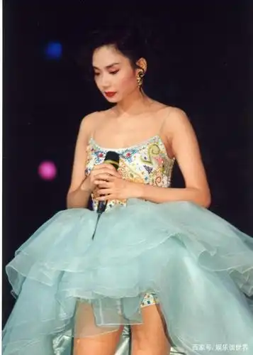 老照片:红极一时的香港女歌星邝美云