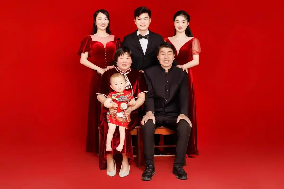 一张温馨的全家福,充满着爱与喜悦,发婆家的每个成员都洋溢着幸 - 抖