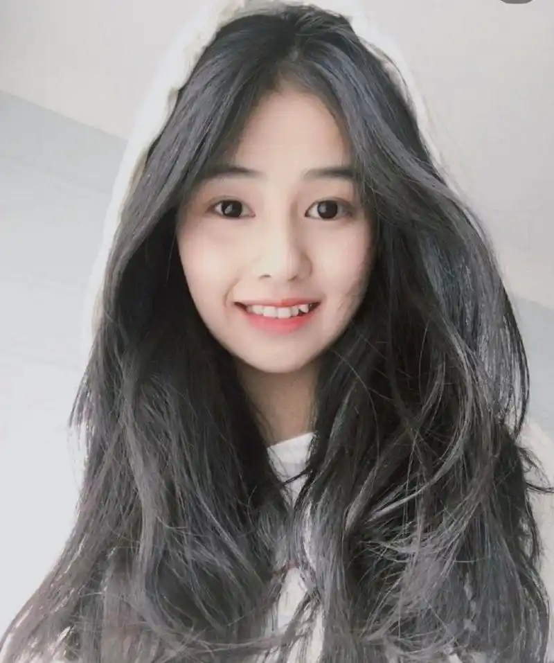 白鹿还是网红时期的照片,那个时候有一对虎牙,笑起来也很甜美.