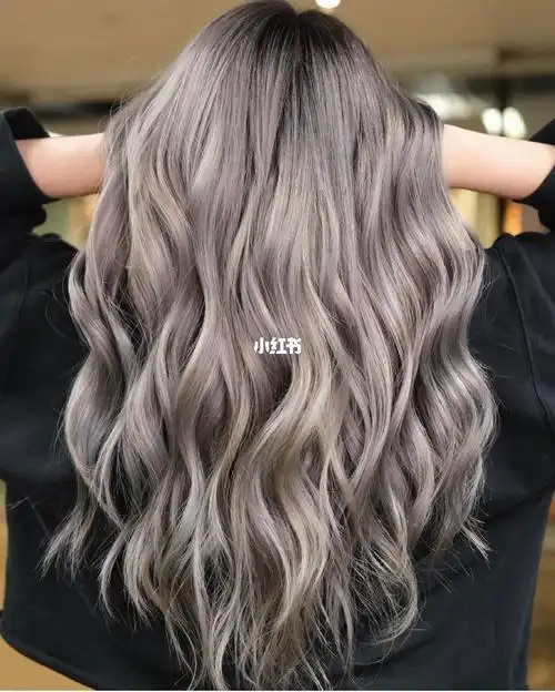 她通常做粉色头发,但我们这次想换成灰金色[色]