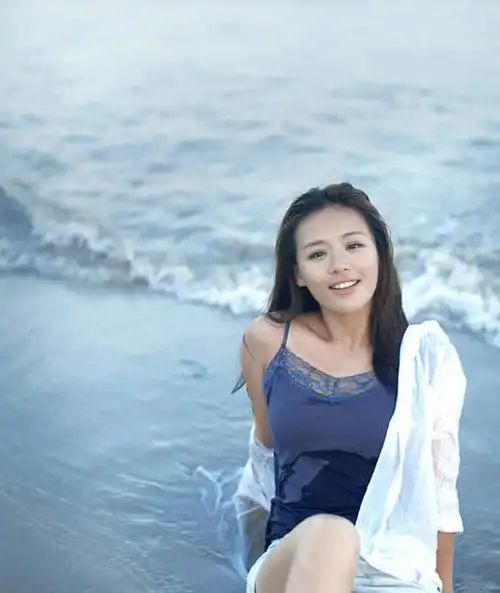 马思纯1988年3月14日出生于安徽省蚌埠市,七岁就参演了个人的首部