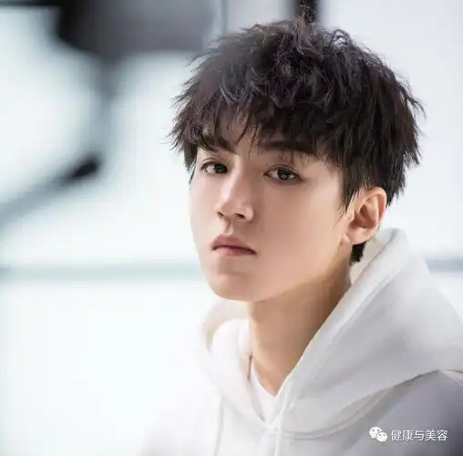 2019流行渣男锡纸烫!张艺兴的头发要烫几分熟?_发型