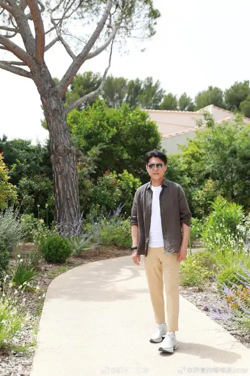 特仑苏代言人靳东法国传递圣火##牛的奥运在巴黎##向全世界安利靳