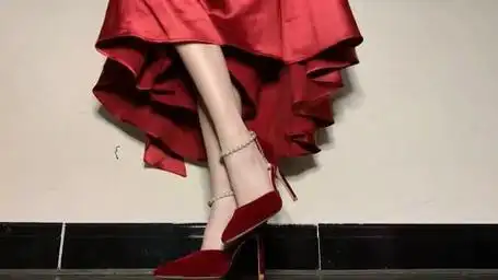 红色高跟鞋搭配红色裙子,大家觉得好看吗