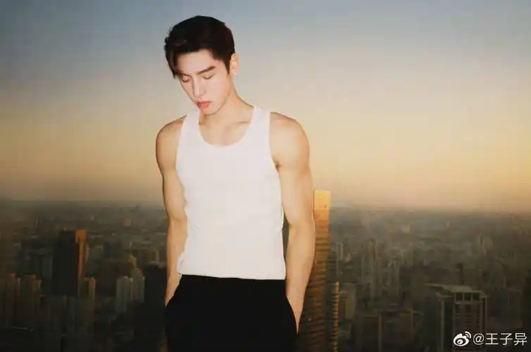 王子异最新写真手臂肌肉线条绝了一整个i住了