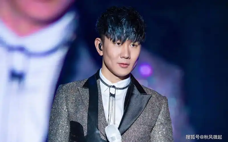 林俊杰发文提前庆祝母亲节晒照容颜不老